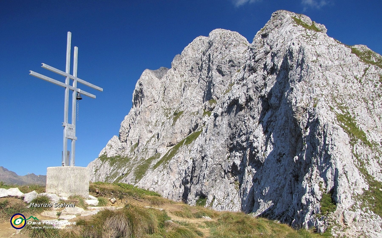 68 Ritrovo tutti i luoghi toccati al mattino, la Croce della Bocchetta Ovest e la Corna Piana....JPG